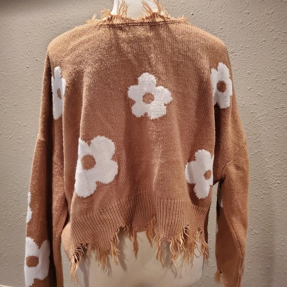 Cute cropped, distressed sweater - Picture 2 of 4